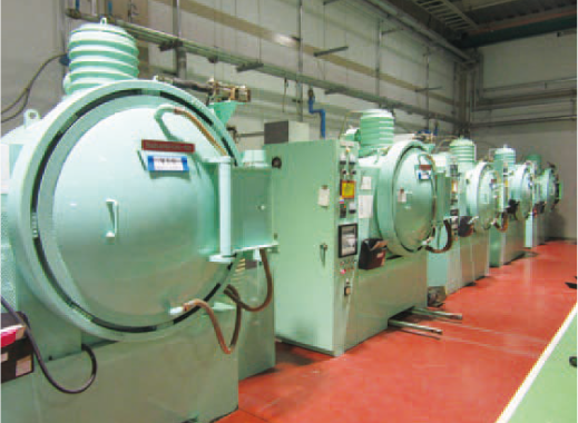 加圧冷却式真空熱処理炉の写真
