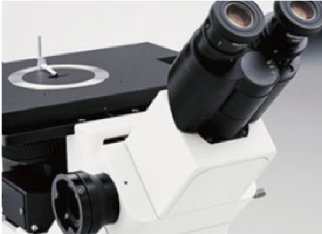 倒立型金属顕微鏡の写真